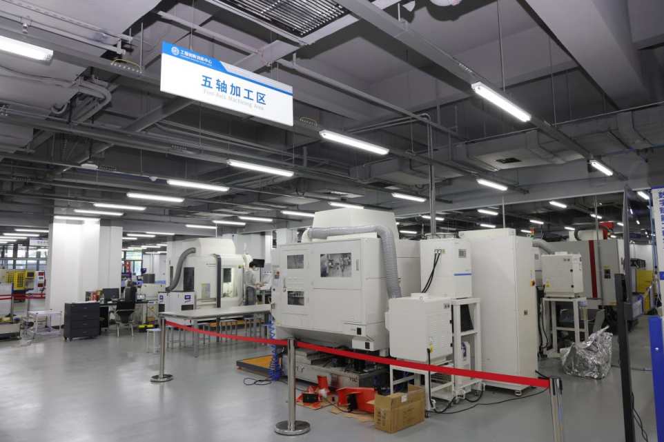 五轴加工实训区照片2