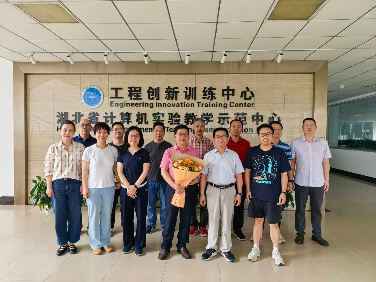 工程创新训练中心为贺良华副教授举行荣退仪式