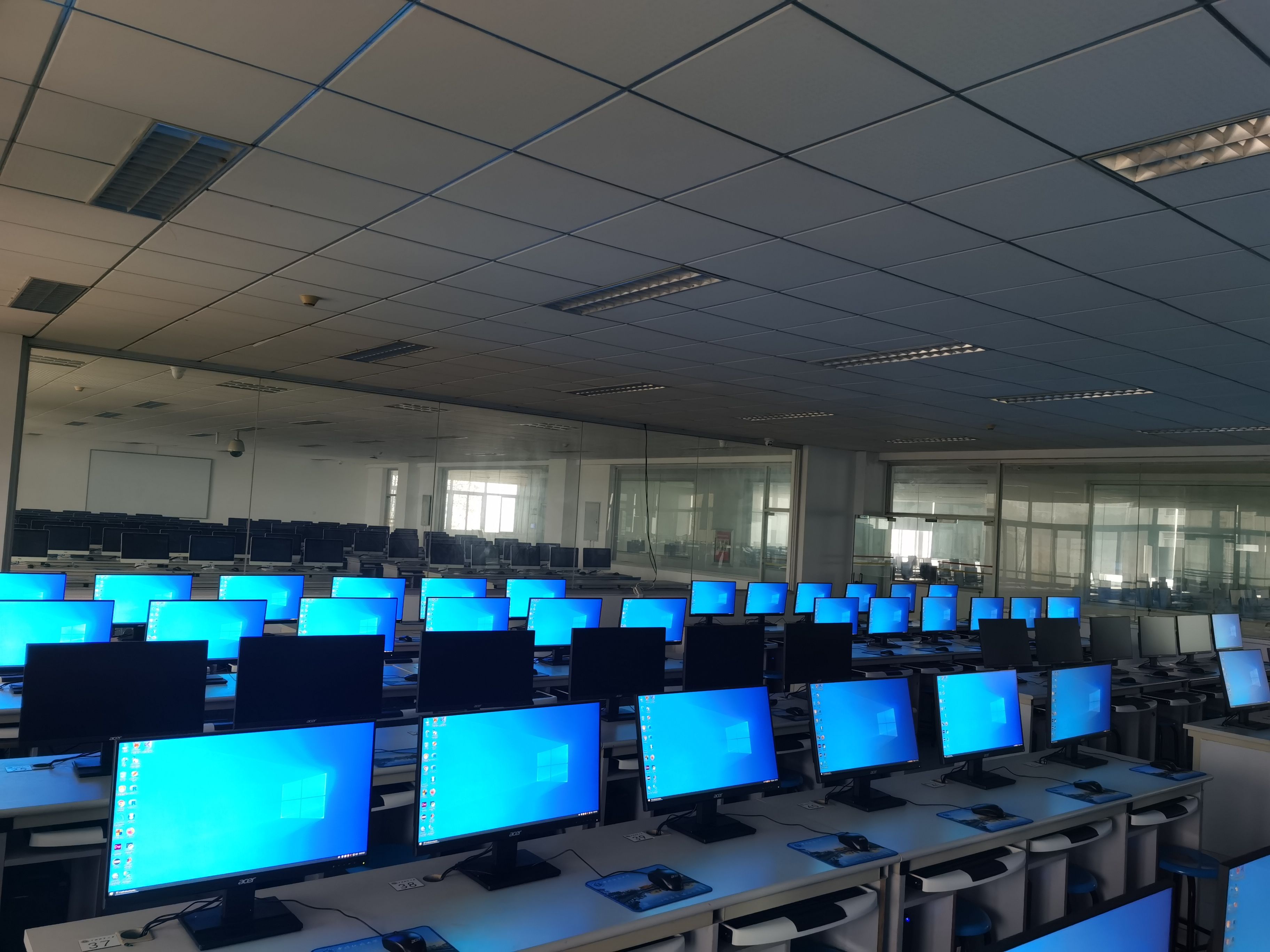 北综楼机房：湖北省计算机实验教学示范中心照片2