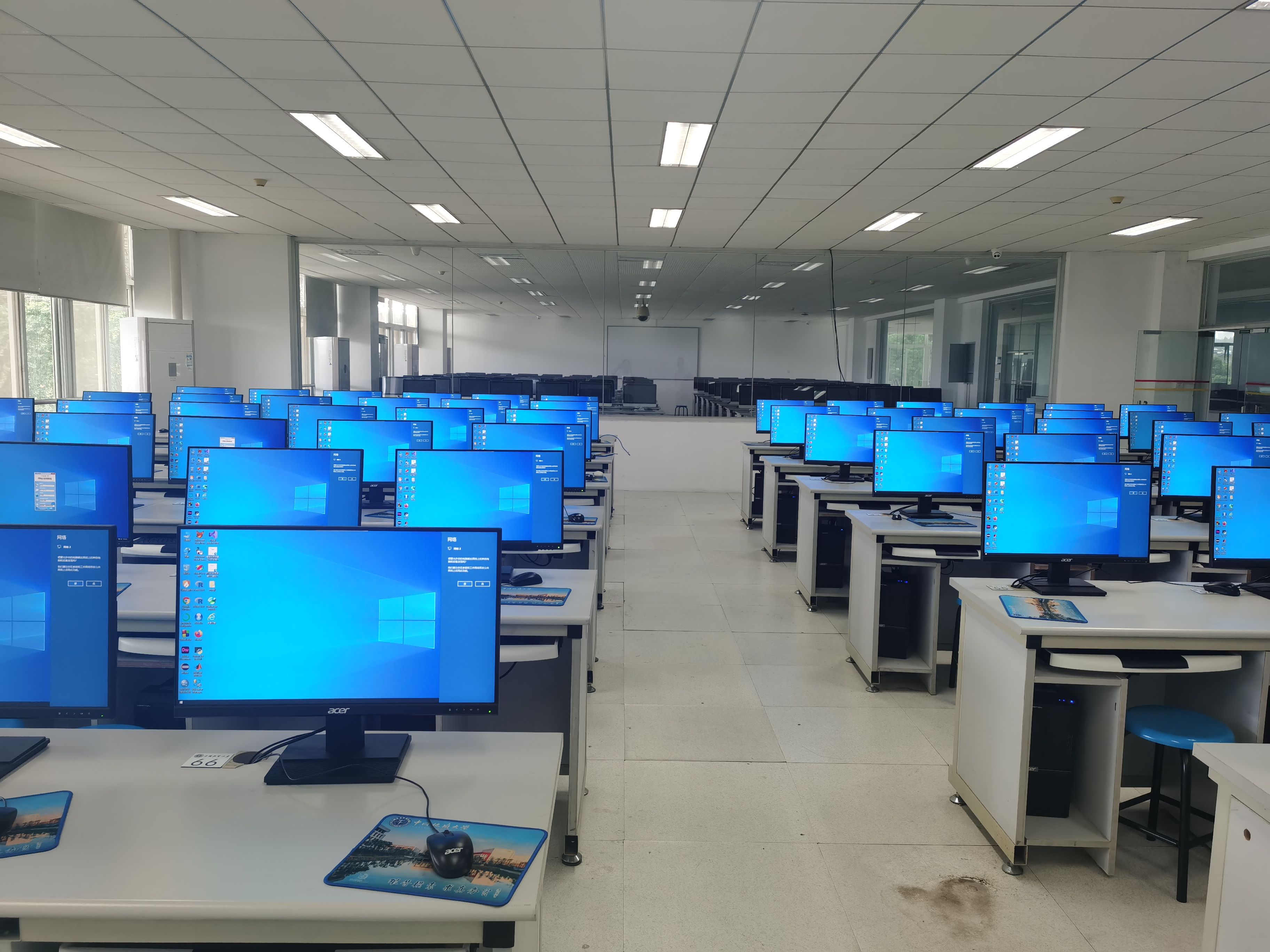 北综楼机房：湖北省计算机实验教学示范中心照片1